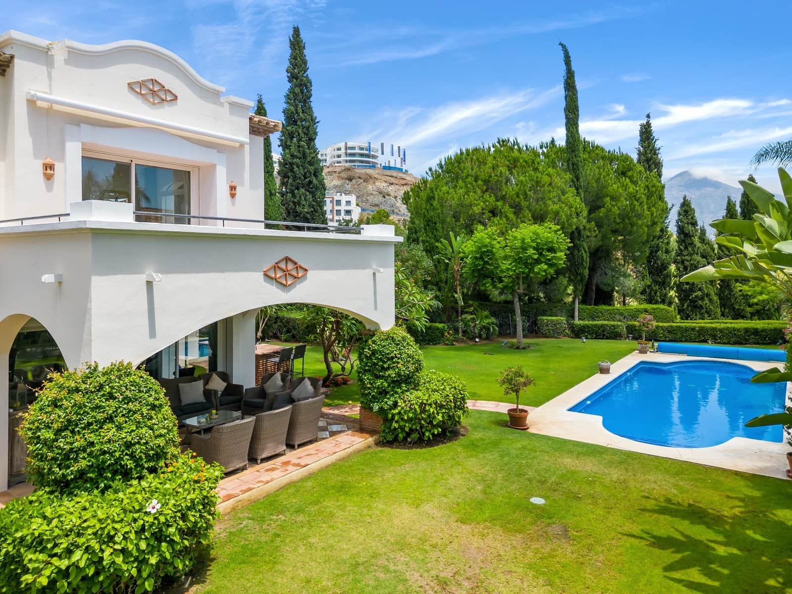 5 bedroom Villa for sale in Benahavis with pool garage - € 2,850,000 (Ref: 7746494)