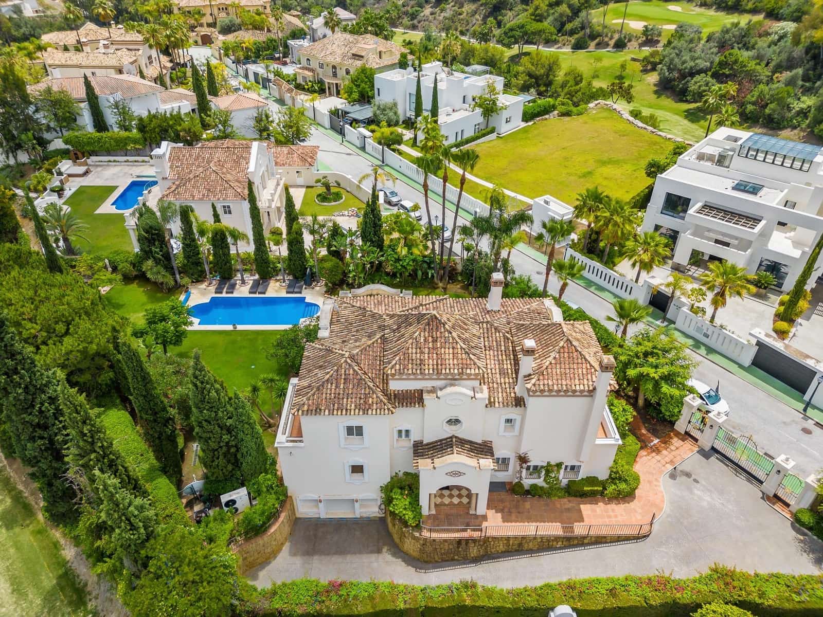 5 bedroom Villa for sale in Benahavis with pool garage - € 2,850,000 (Ref: 7746494)