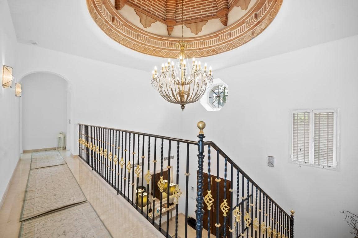 5 bedroom Villa for sale in Benahavis with pool garage - € 2,850,000 (Ref: 7746494)