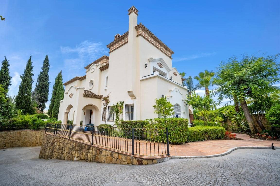 5 bedroom Villa for sale in Benahavis with pool garage - € 2,850,000 (Ref: 7746494)