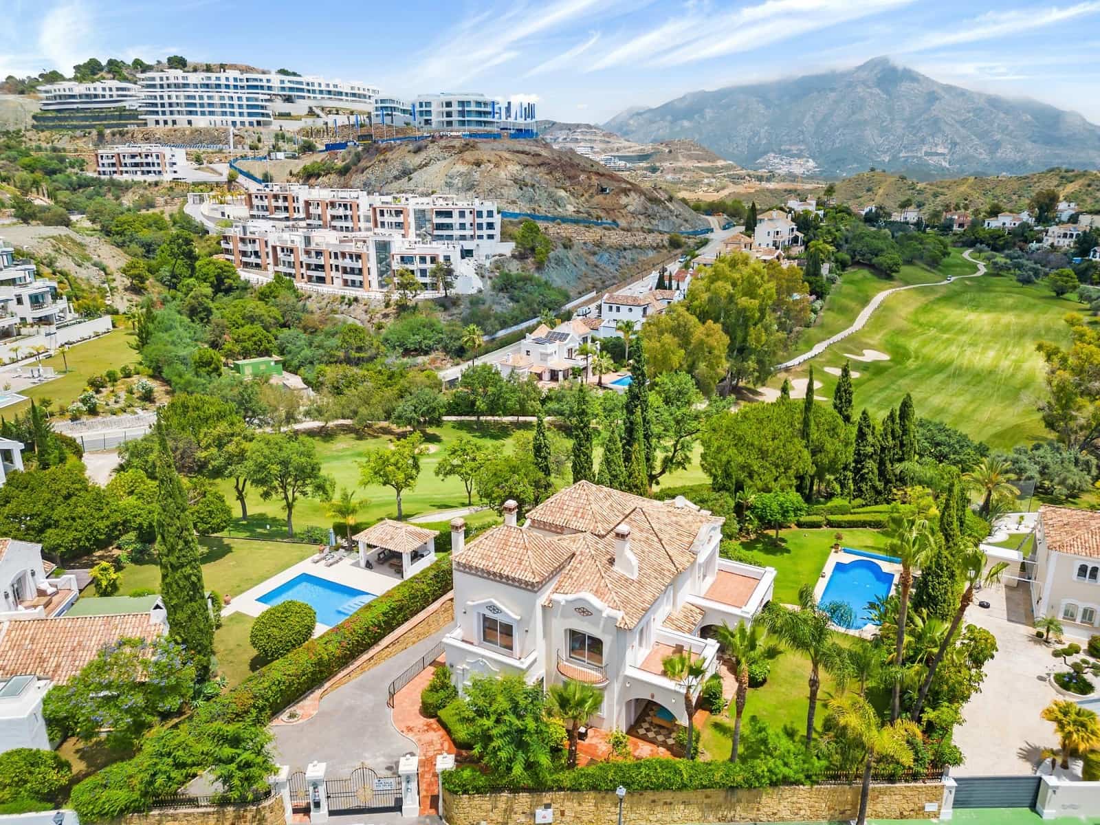 5 bedroom Villa for sale in Benahavis with pool garage - € 2,850,000 (Ref: 7746494)