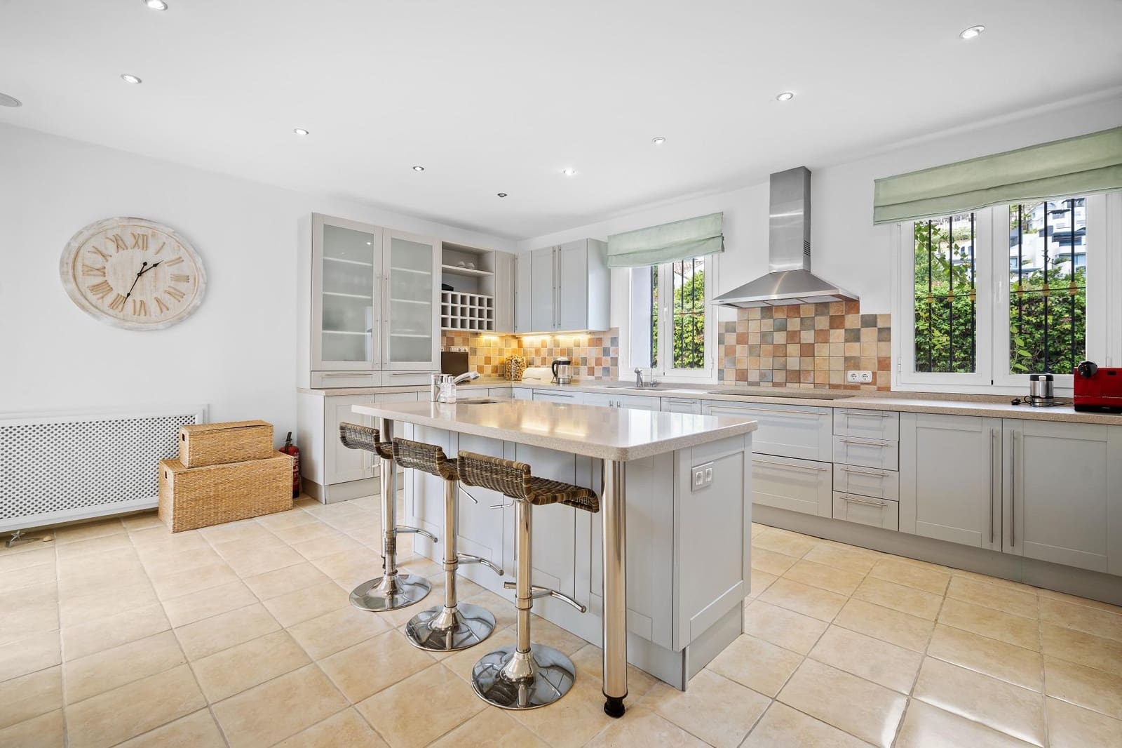 5 bedroom Villa for sale in Benahavis with pool garage - € 2,850,000 (Ref: 7746494)