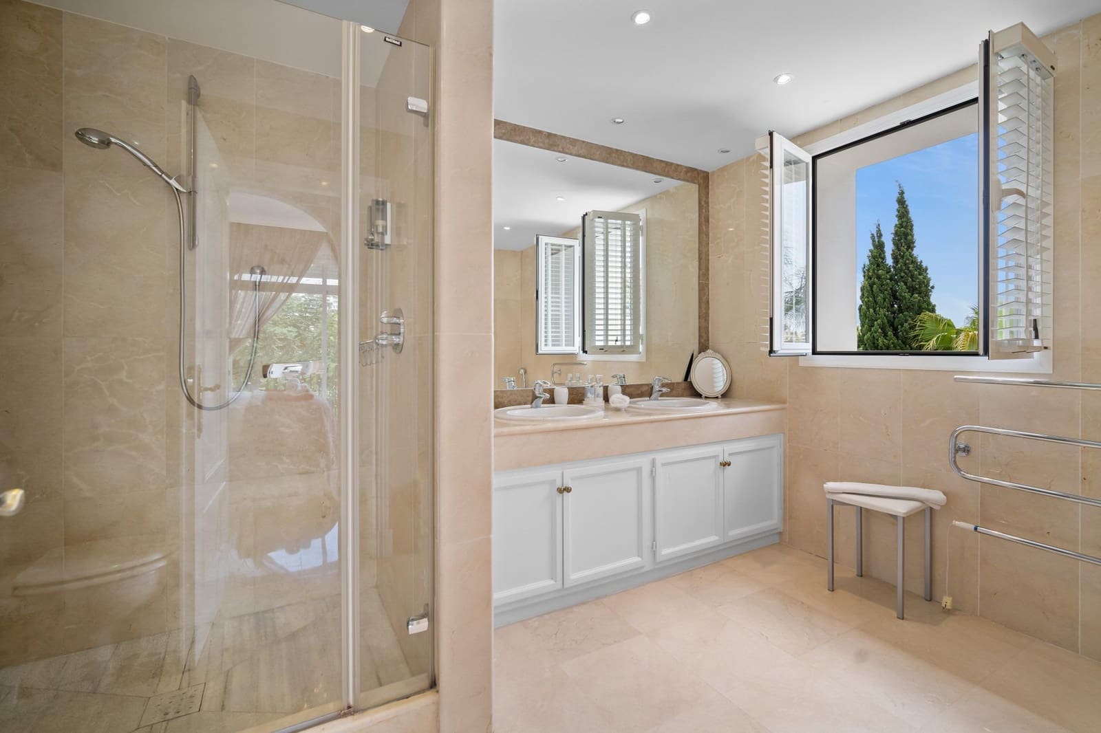 5 bedroom Villa for sale in Benahavis with pool garage - € 2,850,000 (Ref: 7746494)