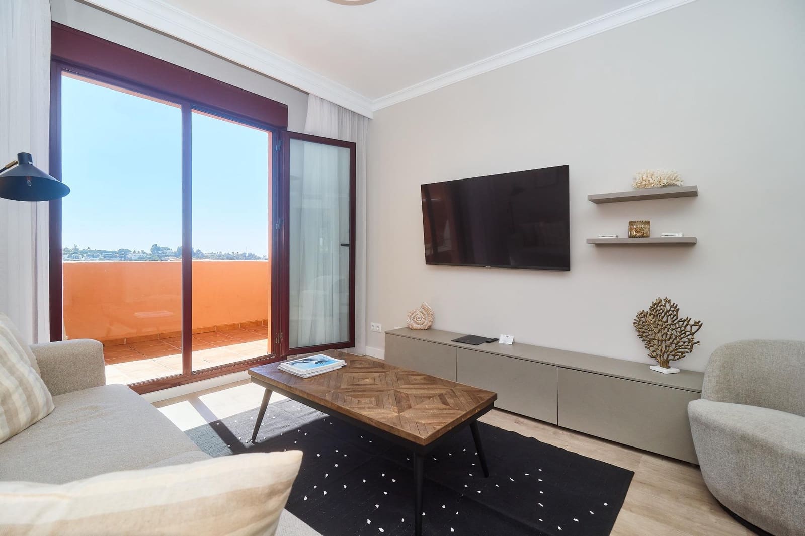 2 bedroom Apartment for sale in Benahavis with pool - € 320,000 (Ref: 8918240)