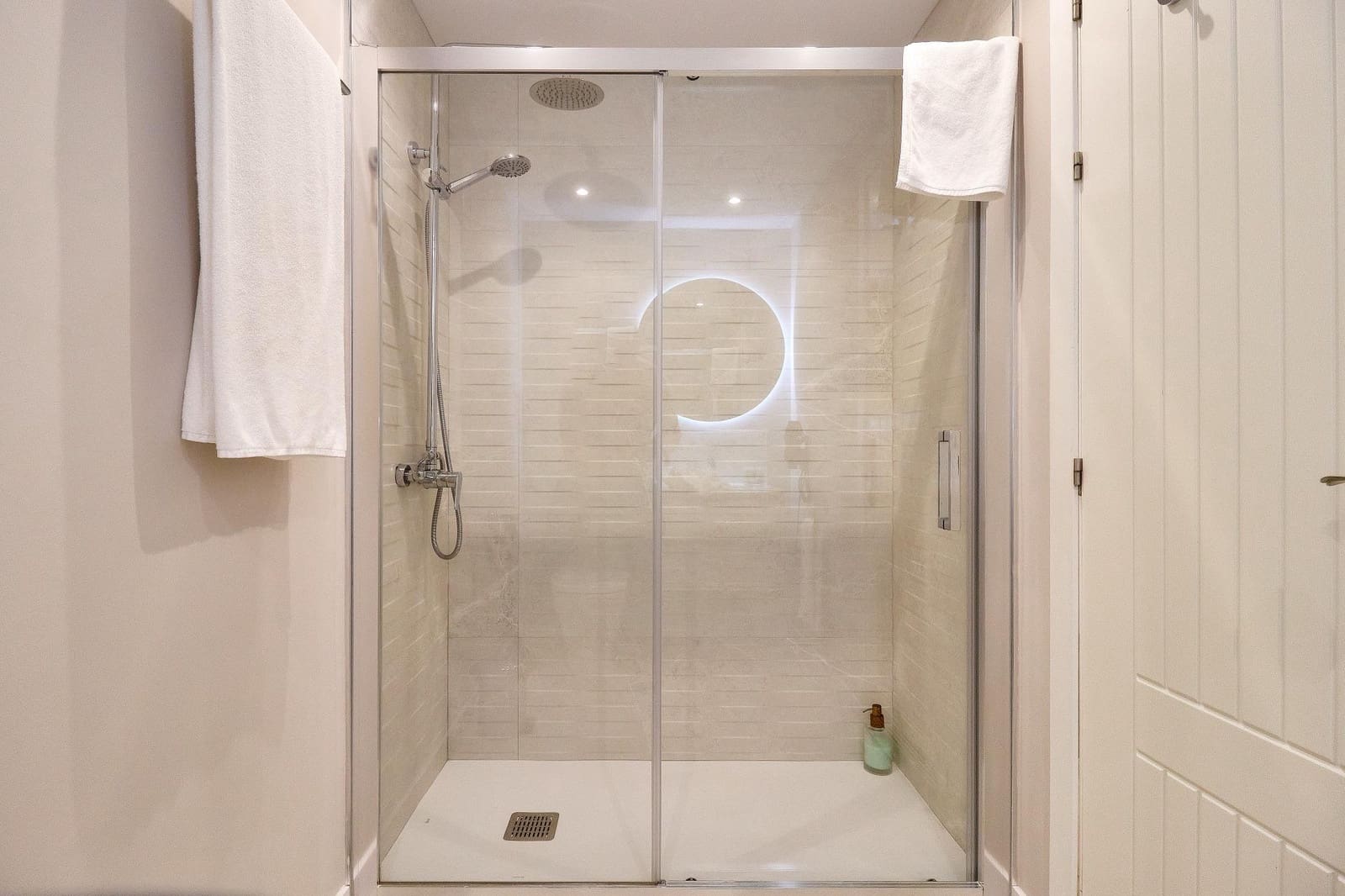 2 bedroom Apartment for sale in Benahavis with pool - € 320,000 (Ref: 8918240)