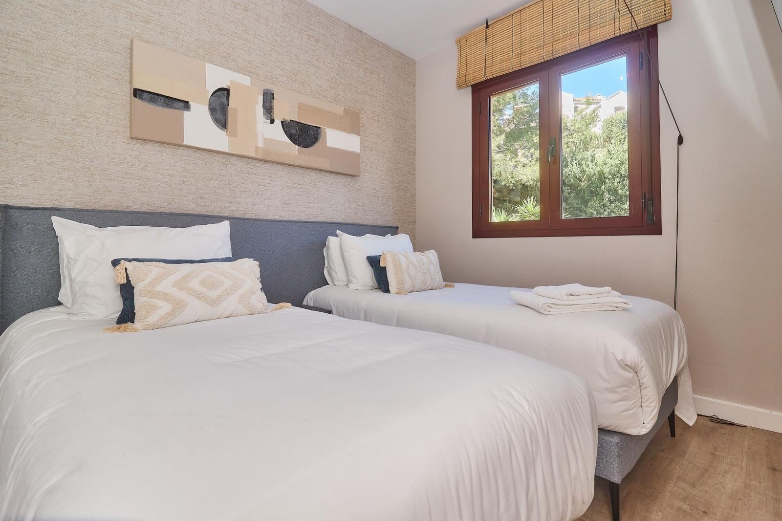 2 bedroom Apartment for sale in Benahavis with pool - € 320,000 (Ref: 8918240)