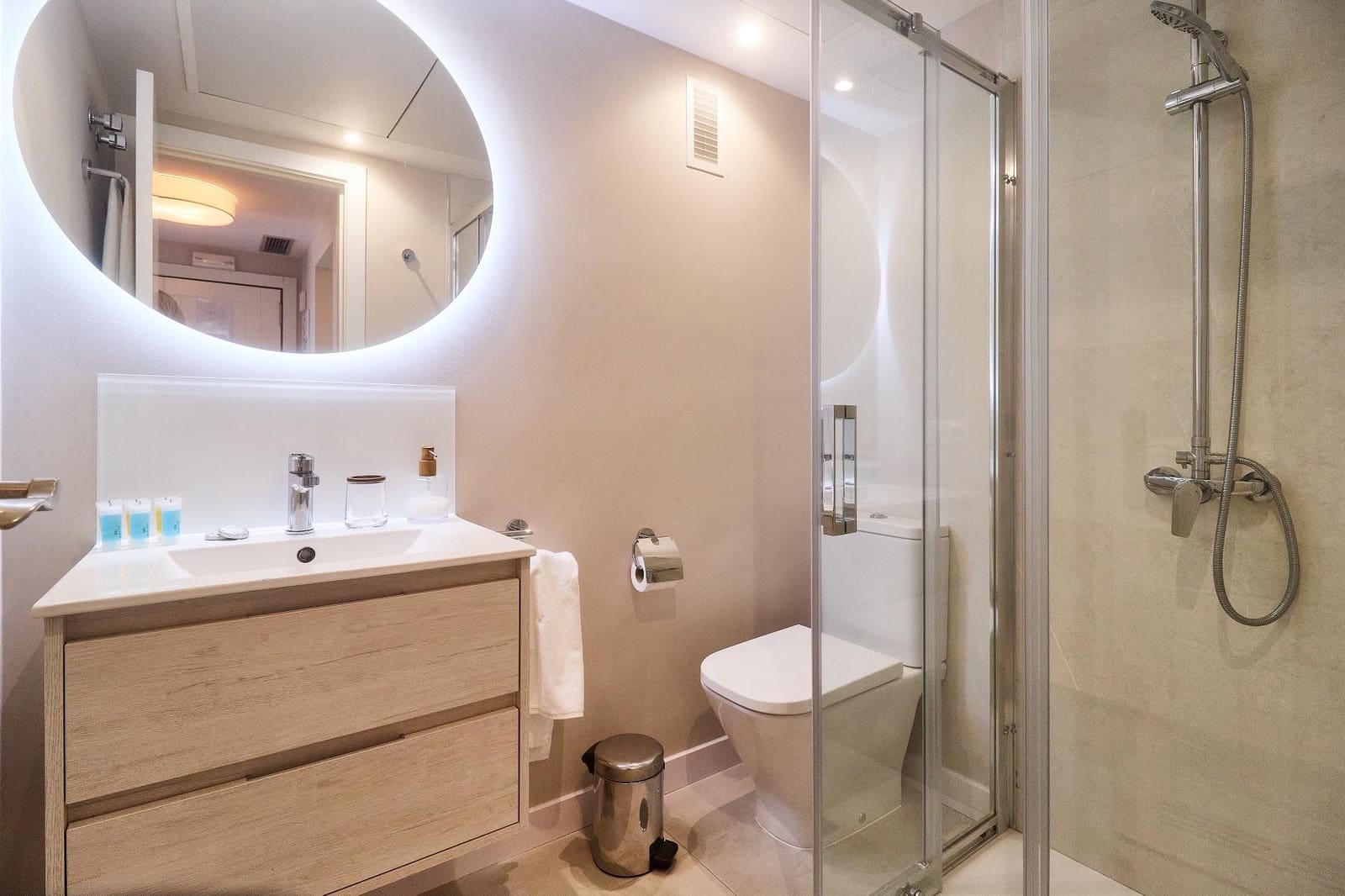 2 bedroom Apartment for sale in Benahavis with pool - € 320,000 (Ref: 8918240)