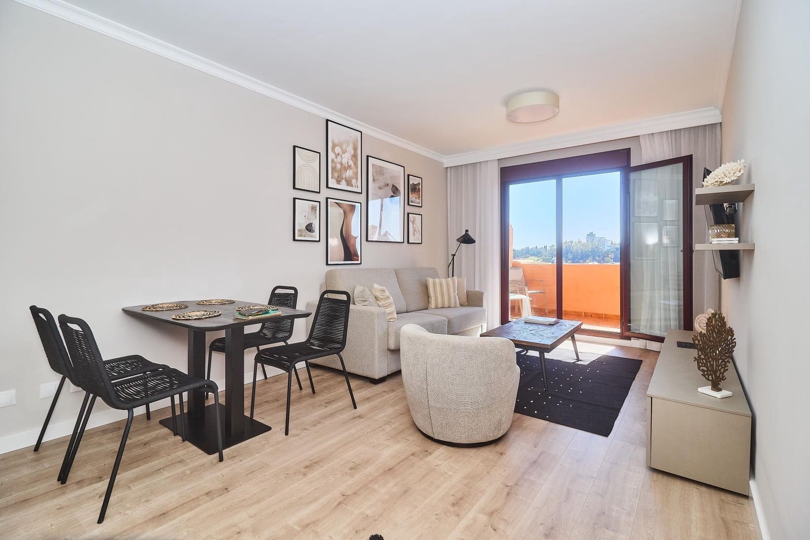 2 bedroom Apartment for sale in Benahavis with pool - € 320,000 (Ref: 8918240)