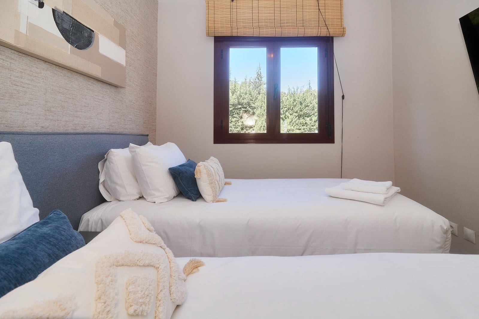 2 bedroom Apartment for sale in Benahavis with pool - € 320,000 (Ref: 8918240)