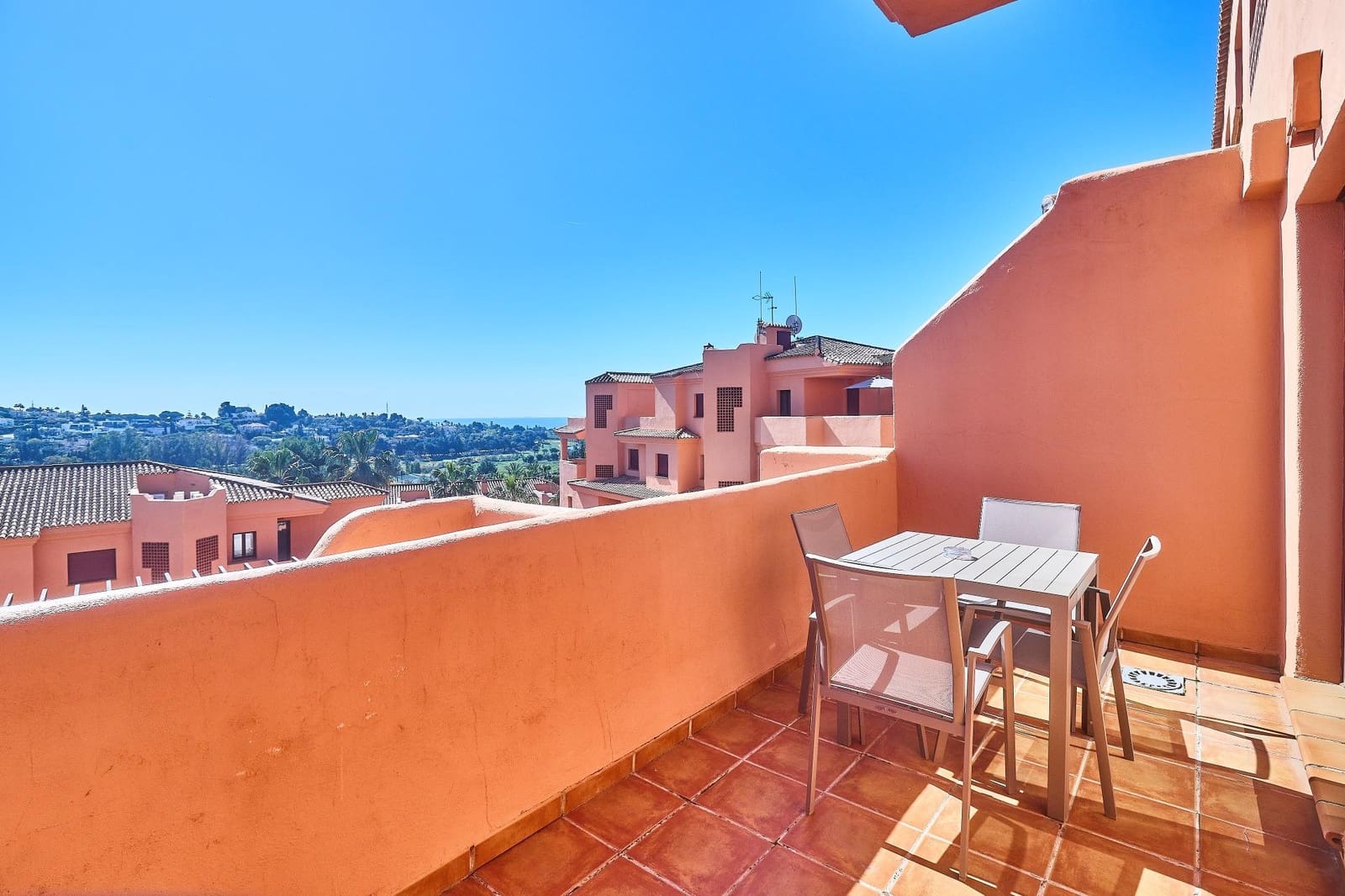 2 bedroom Apartment for sale in Benahavis with pool - € 320,000 (Ref: 8918240)