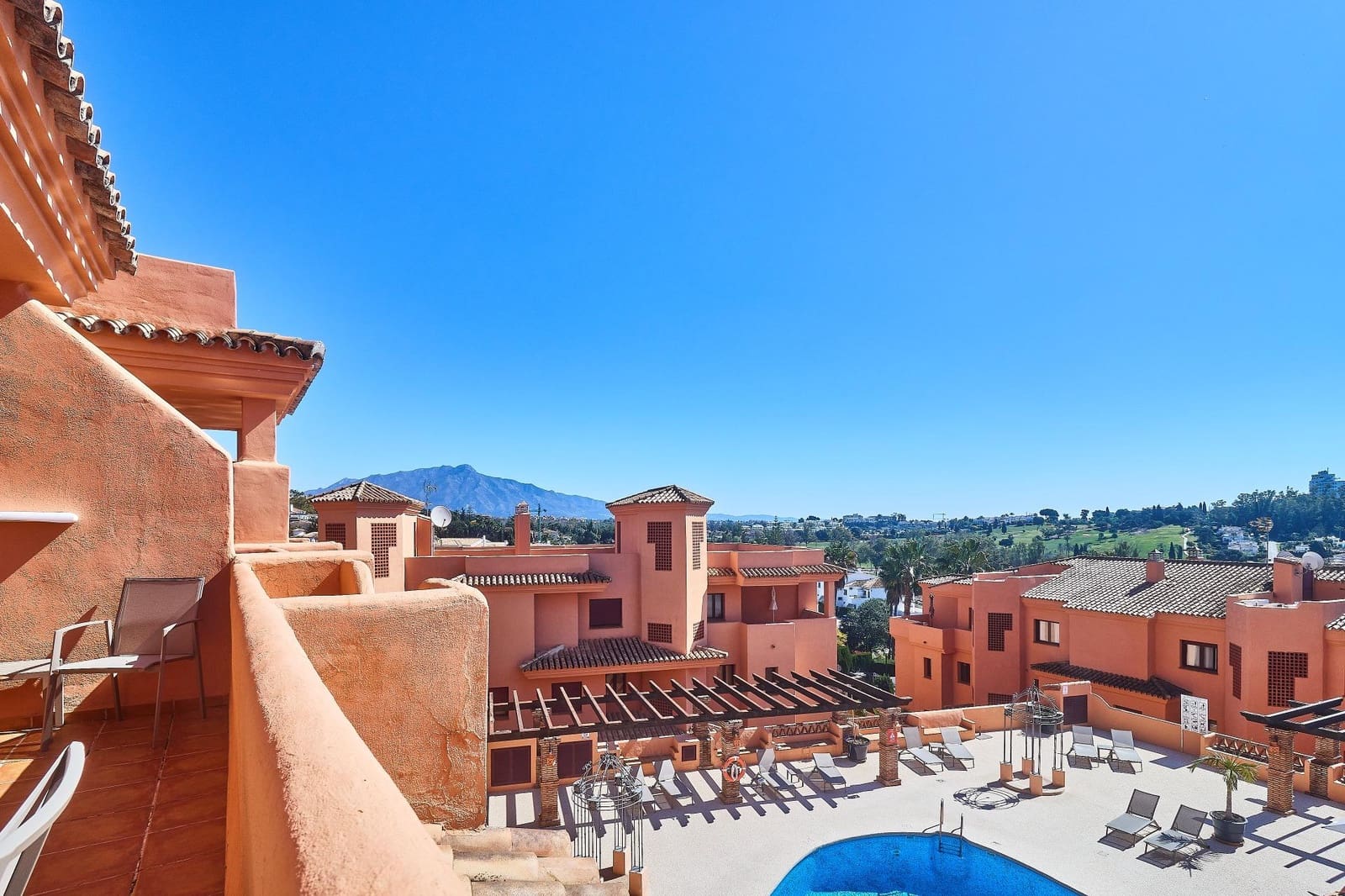 2 bedroom Apartment for sale in Benahavis with pool - € 320,000 (Ref: 8918240)