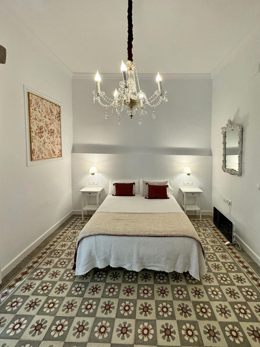 9 makuuhuone Hotelli myytävänä paikassa Cadiz kaupunki - 1 450 000 € (Ref: 8924044)