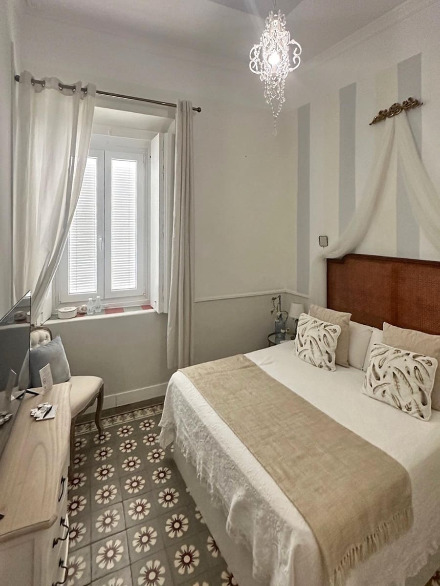 9 makuuhuone Hotelli myytävänä paikassa Cadiz kaupunki - 1 450 000 € (Ref: 8924044)