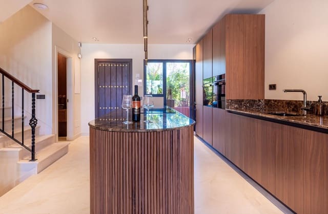 4 makuuhuone Rivitalo myytävänä paikassa Marbella mukana uima-altaan - 1 995 000 € (Ref: 9204664)