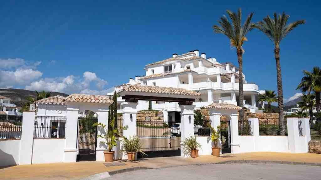 2 bedroom Penthouse for sale in Nueva Andalucia with pool garage - € 680,000 (Ref: 9226804)