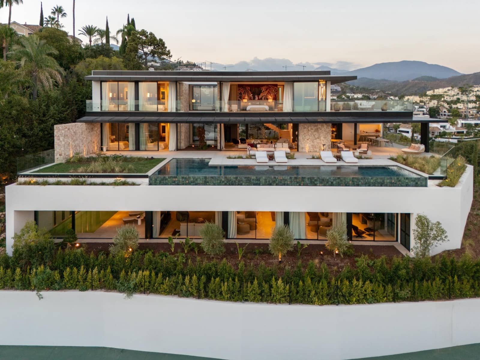 8 slaapkamer Villa te koop in La Quinta met zwembad garage - € 21.500.000 (Ref: 9344882)