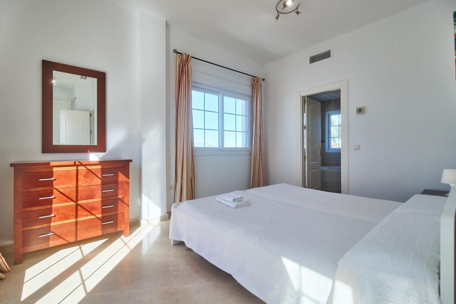 4 sypialnia Dom szeregowy na sprzedaż w Alhaurin de la Torre z basenem garażem - 599 990 € (Ref: 9344886)