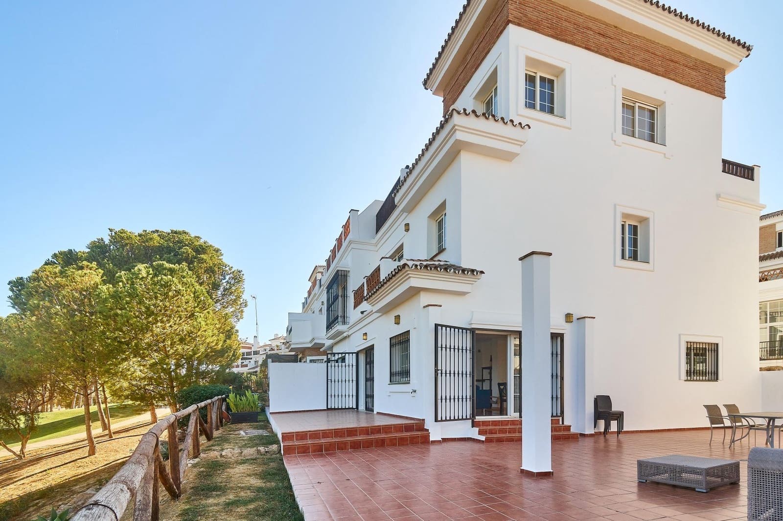 4 slaapkamer Rijtjeshuis te koop in Alhaurin de la Torre met zwembad garage - € 599.990 (Ref: 9344886)