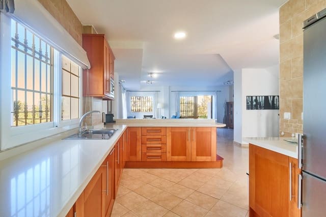 4 slaapkamer Rijtjeshuis te koop in Alhaurín de la Torre met zwembad garage - € 599.990 (Ref: 9344886)
