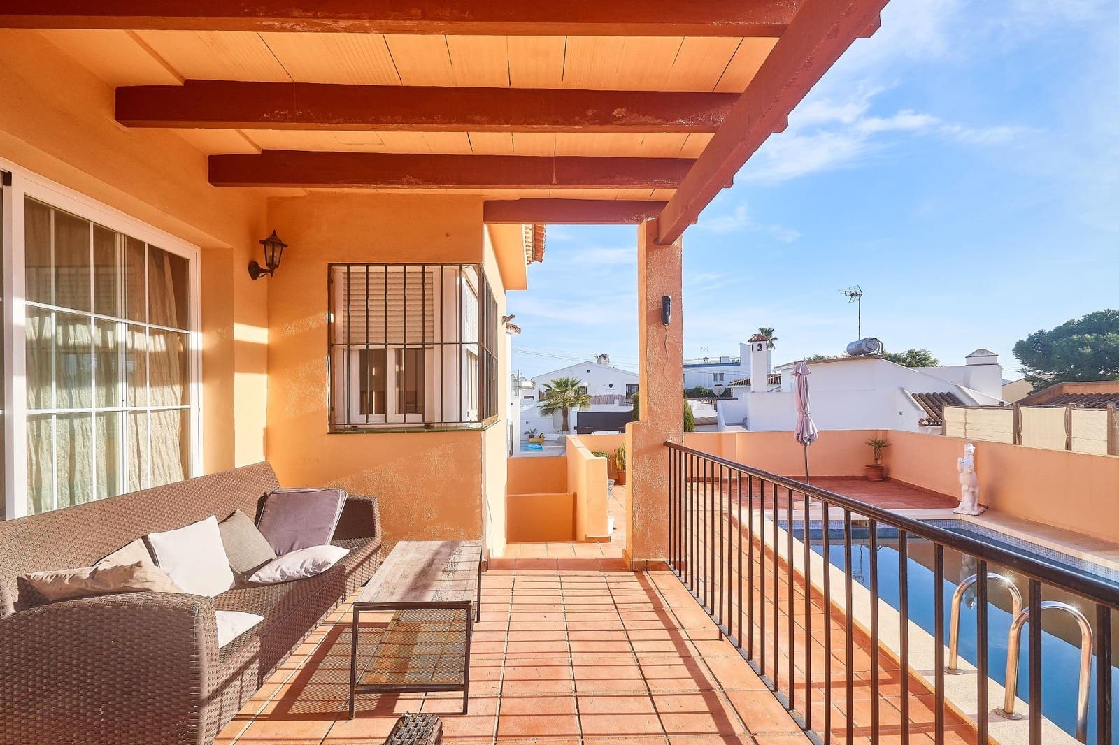 2 sypialnia Willa na sprzedaż w El Faro z basenem garażem - 534 500 € (Ref: 9500732)
