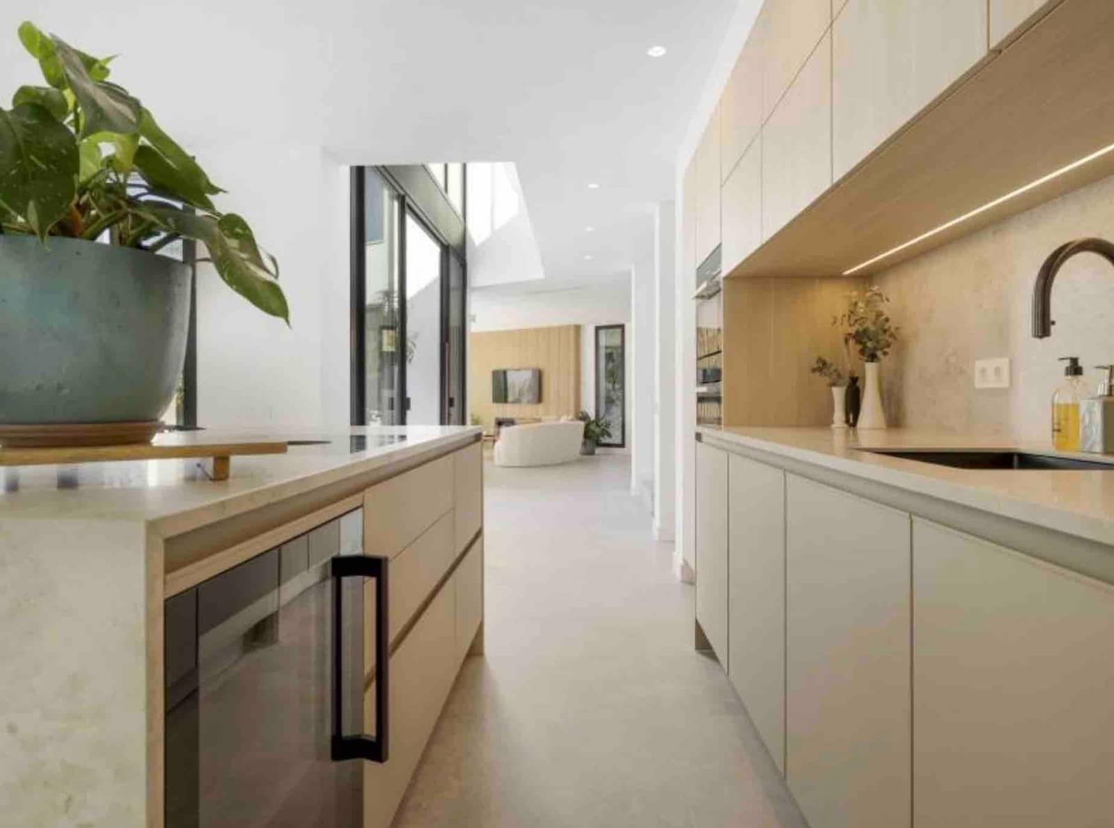 5 bedroom Villa for sale in Marbella with pool garage - € 3,450,000 (Ref: 9502458)