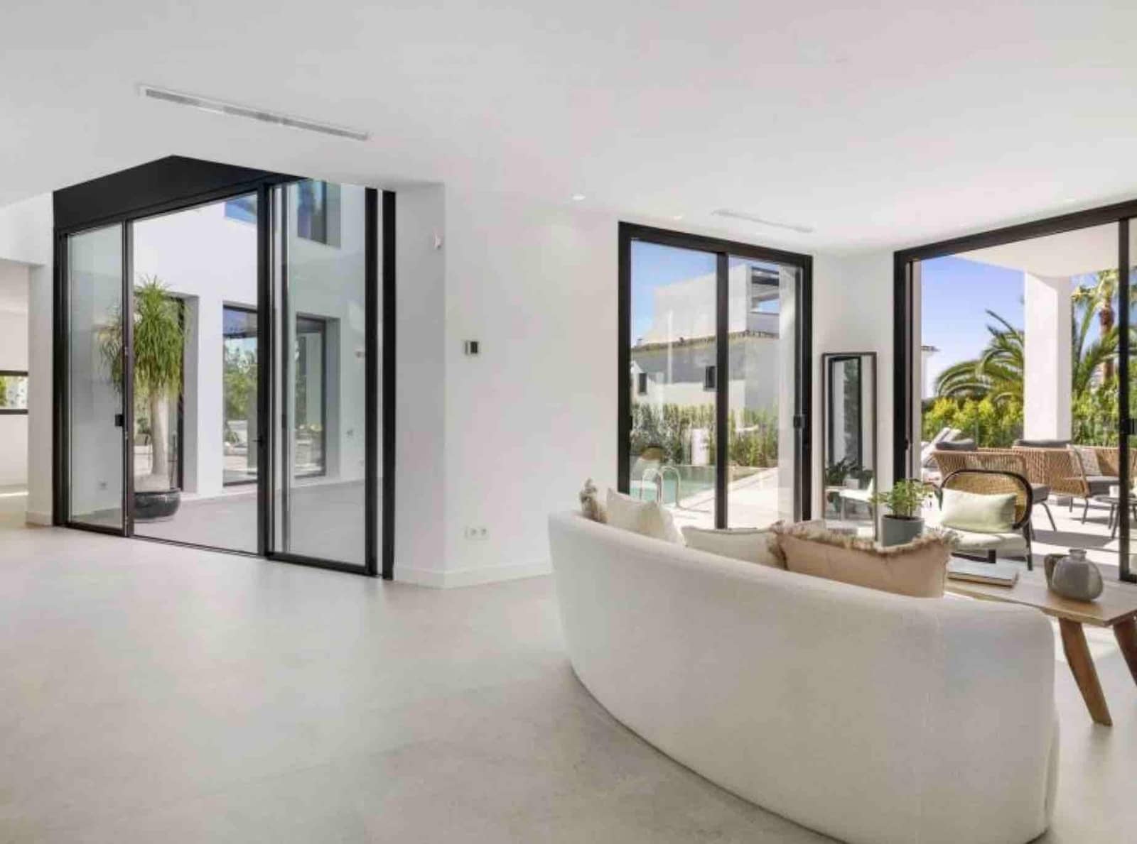 5 bedroom Villa for sale in Marbella with pool garage - € 3,450,000 (Ref: 9502458)