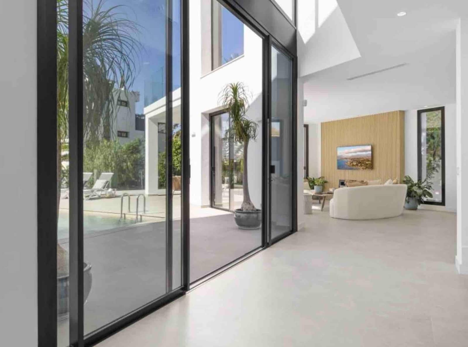 5 bedroom Villa for sale in Marbella with pool garage - € 3,450,000 (Ref: 9502458)