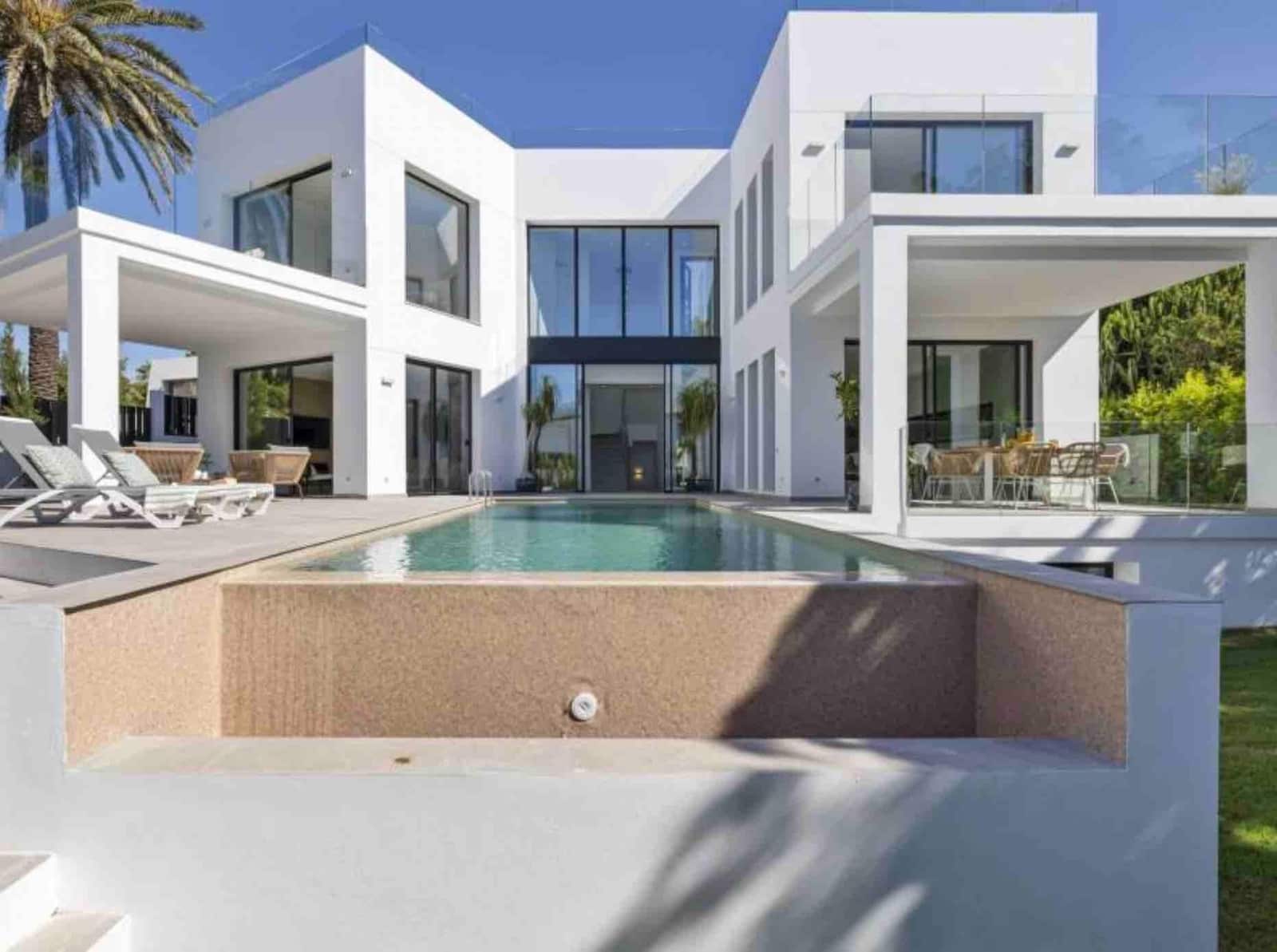 5 bedroom Villa for sale in Marbella with pool garage - € 3,450,000 (Ref: 9502458)