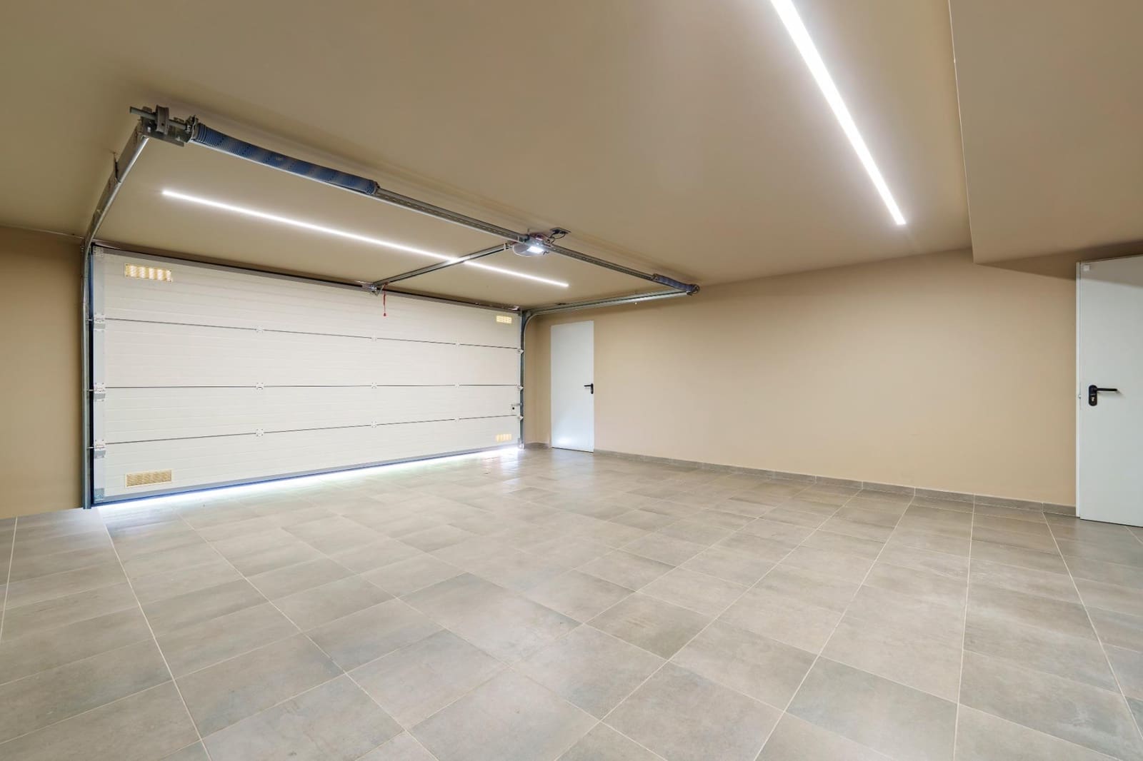 6 bedroom Villa for sale in Nueva Andalucia with pool garage - € 4,190,000 (Ref: 9536043)