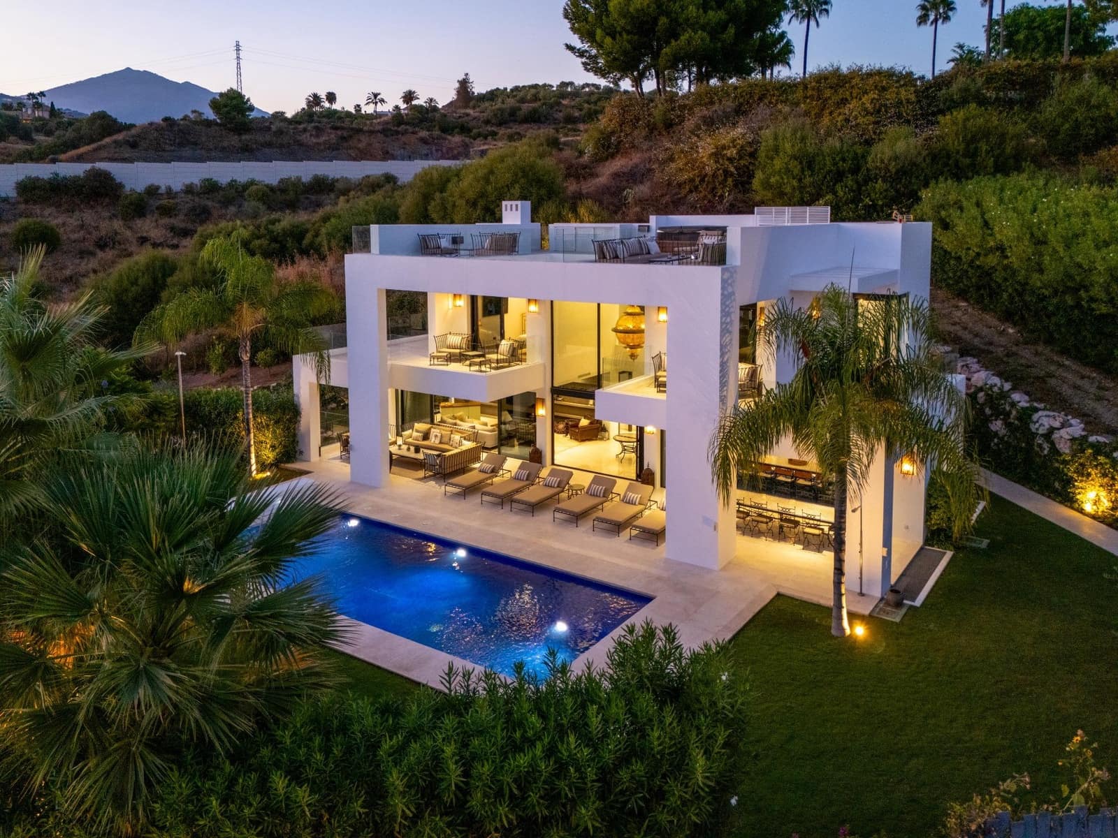 6 bedroom Villa for sale in Nueva Andalucia with pool garage - € 4,190,000 (Ref: 9536043)
