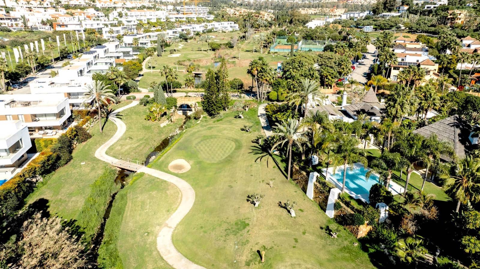 5 sypialnia Willa na sprzedaż w El Paraiso z basenem garażem - 1 950 000 € (Ref: 9773170)