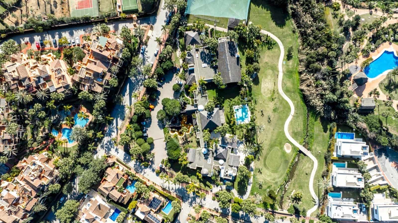 5 bedroom Villa for sale in El Paraiso with pool garage - € 2,650,000 (Ref: 9825361)