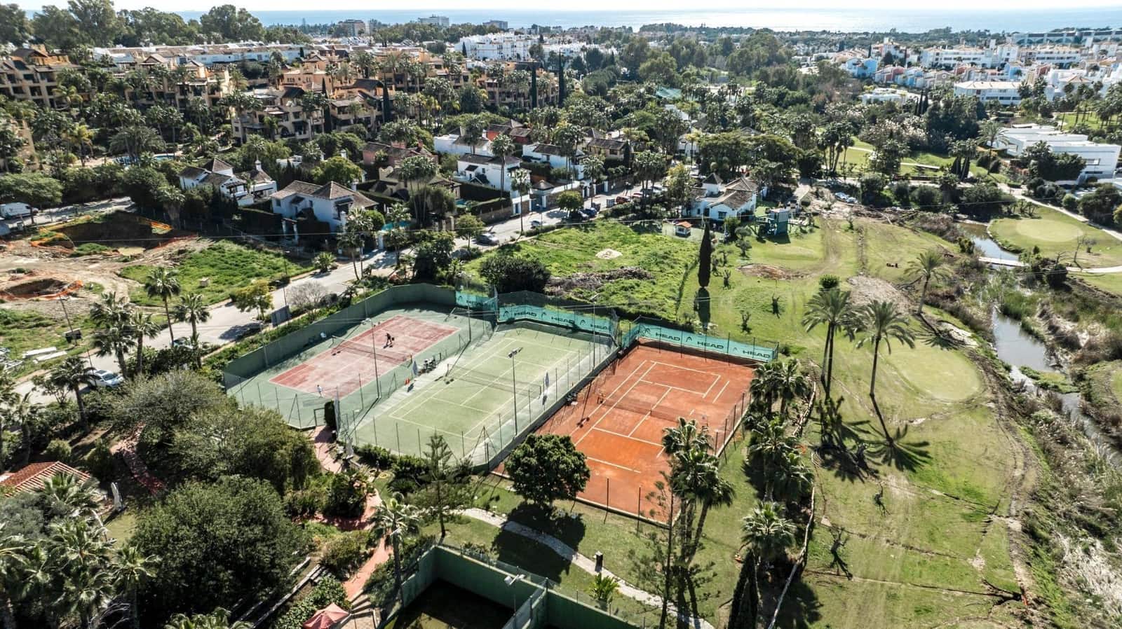5 bedroom Villa for sale in El Paraiso with pool garage - € 2,650,000 (Ref: 9825361)