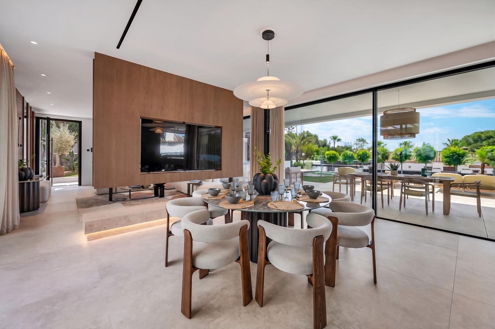 6 bedroom Villa for sale in Marbella with pool garage - € 4,995,000 (Ref: 9849494)