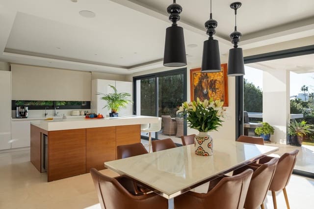 6 makuuhuone Huvila myytävänä paikassa Las Brisas, Marbella mukana uima-altaan 
autotalli - 3 980 000 € (Ref: 9871907)