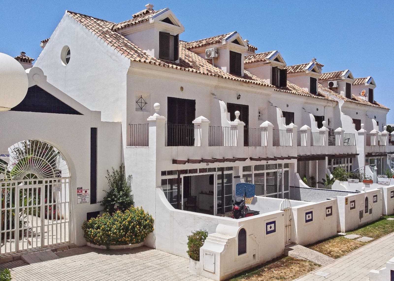 4 chambre Villa/Maison Mitoyenne à vendre à Fuengirola avec piscine - 690 000 € (Ref: 9913267)