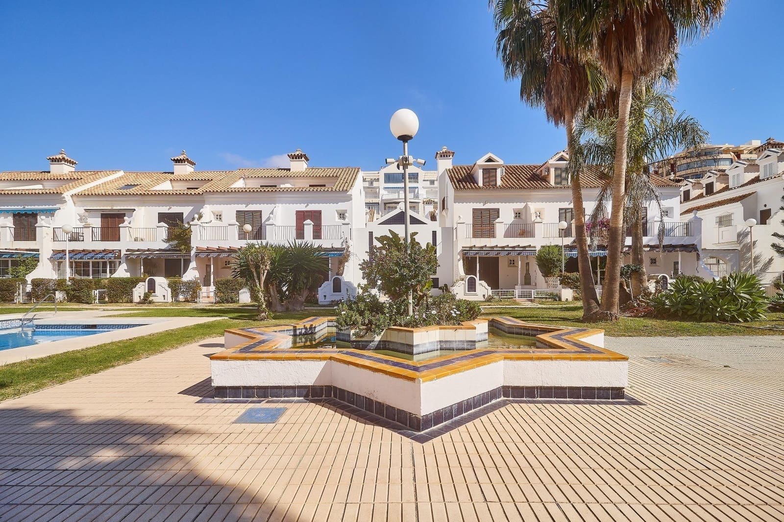 4 chambre Villa/Maison Mitoyenne à vendre à Fuengirola avec piscine - 690 000 € (Ref: 9913267)