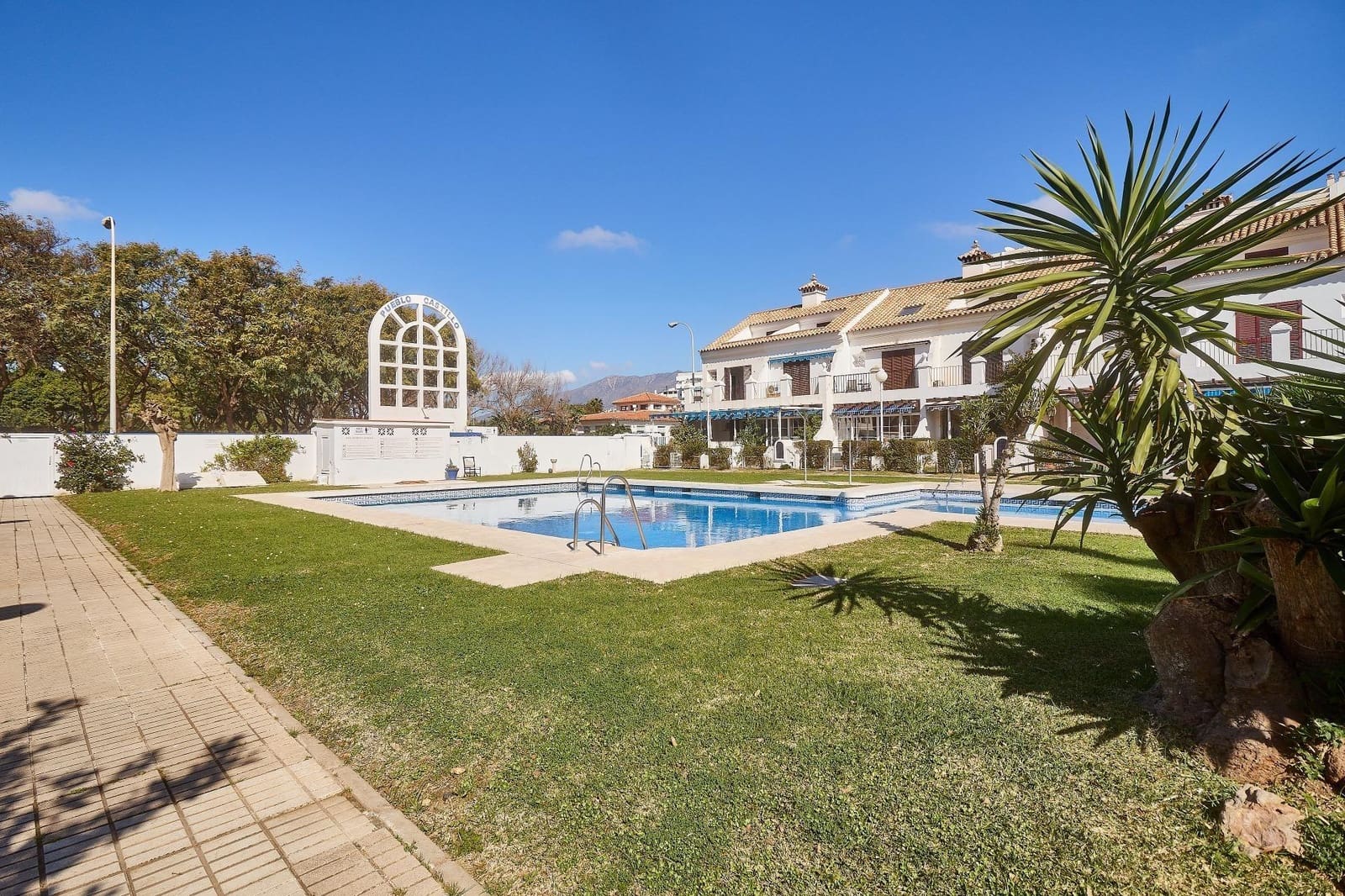 4 chambre Villa/Maison Mitoyenne à vendre à Fuengirola avec piscine - 690 000 € (Ref: 9913267)