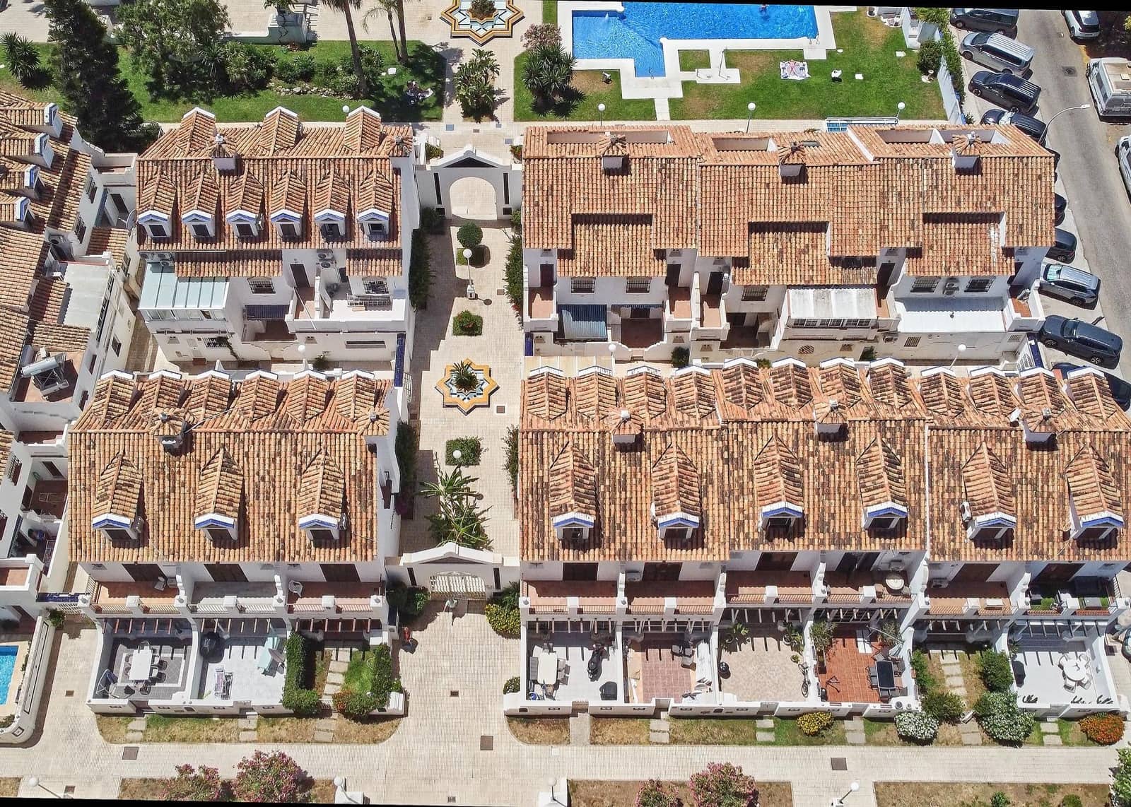 4 chambre Villa/Maison Mitoyenne à vendre à Fuengirola avec piscine - 690 000 € (Ref: 9913267)