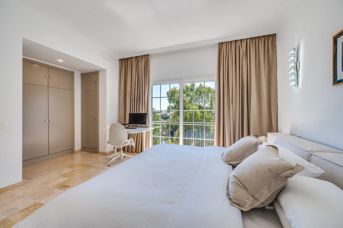3 soveværelse Villa til salg i Nueva Andalucia med swimmingpool garage - € 1.295.000 (Ref: 10148259)