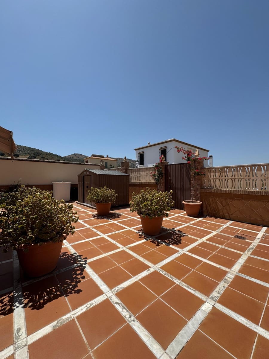 4 bedroom Villa for sale in Casabermeja with garage - € 449,000 (Ref: 10168006)