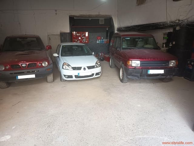 8 bedroom Townhouse for sale in Sástago with garage - € 135,000 (Ref: 10090894)