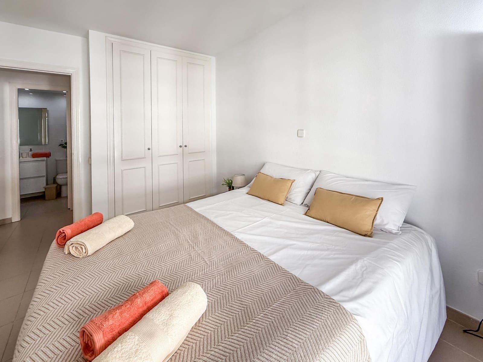 2 slaapkamer Appartement te huur in Ibiza dorp met zwembad - € 1.500 (Ref: 10098456)