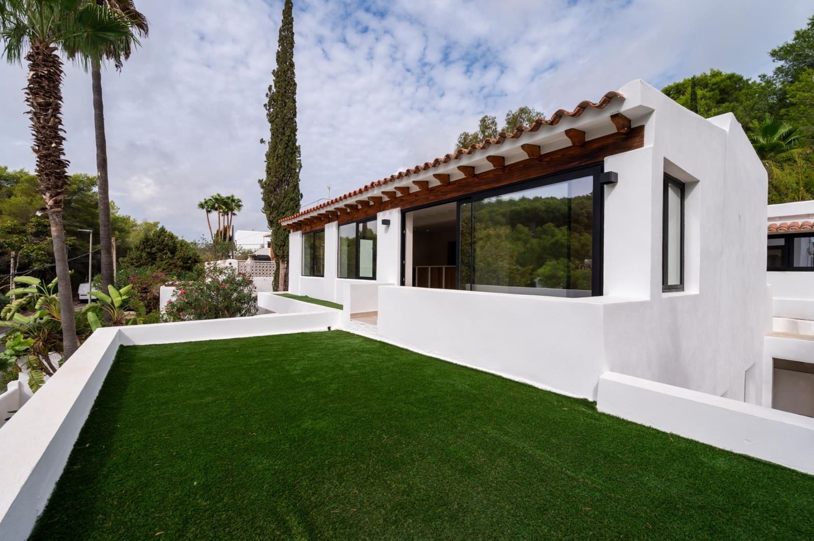 5 bedroom Villa for sale in Cala Llonga with pool garage - € 2,495,000 (Ref: 10155315)