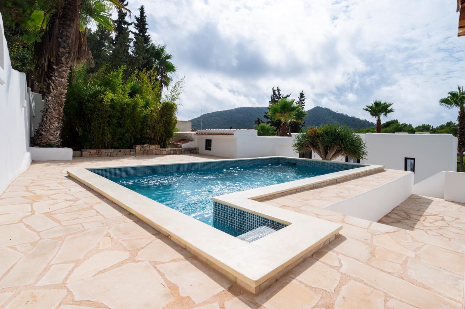 5 bedroom Villa for sale in Cala Llonga with pool garage - € 2,495,000 (Ref: 10155315)
