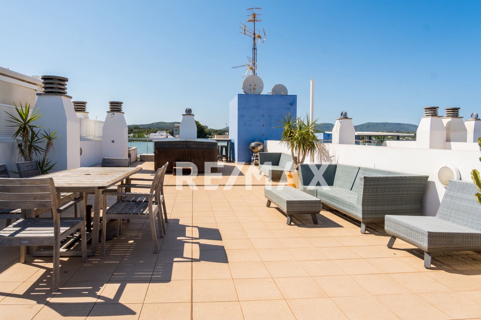 2 bedroom Flat for sale in Santa Eulalia / Santa Eularia with pool garage - € 795,000 (Ref: 9170449)