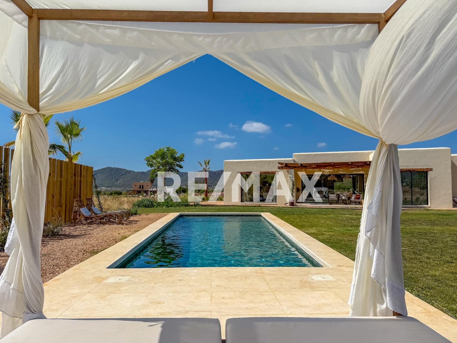 3 soveværelse Villa til salg i Sant Rafael de Sa Creu med swimmingpool - € 3.295.000 (Ref: 9170452)