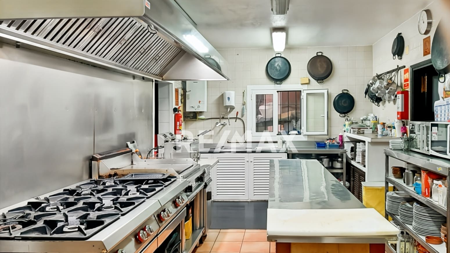 Commercial for rent in La Siesta - € 5,000 (Ref: 9399826)