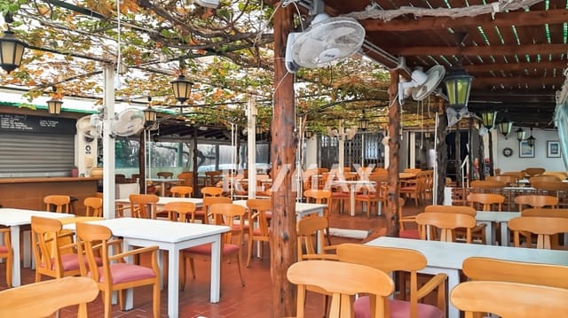 Commercieel te huur in La Siesta, Santa Eulalia / Santa Eularia - € 5.000 (Ref: 9399826)