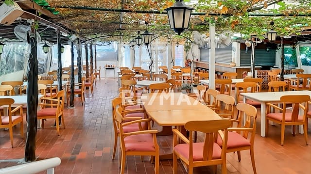 Commercieel te huur in La Siesta, Santa Eulalia / Santa Eularia - € 5.000 (Ref: 9399826)